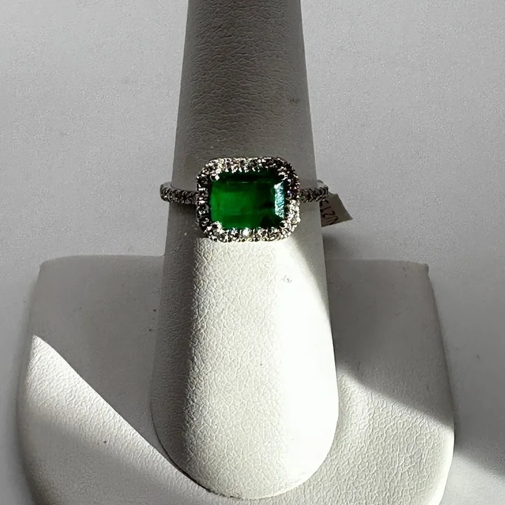 NWT 1.21ct emerald with‎ halo of diamonds all set in 14k white gold!